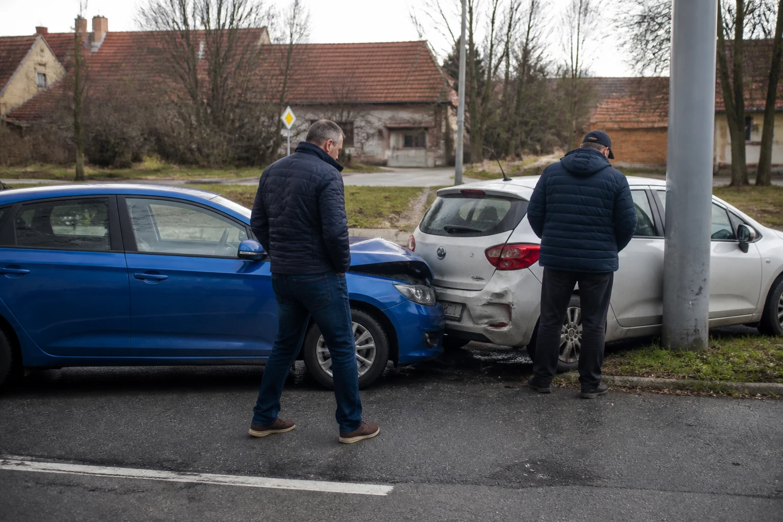 Ilustrační obrázek k článku: Scala narazila do Fabie, kterou náraz odmrštil do sloupu